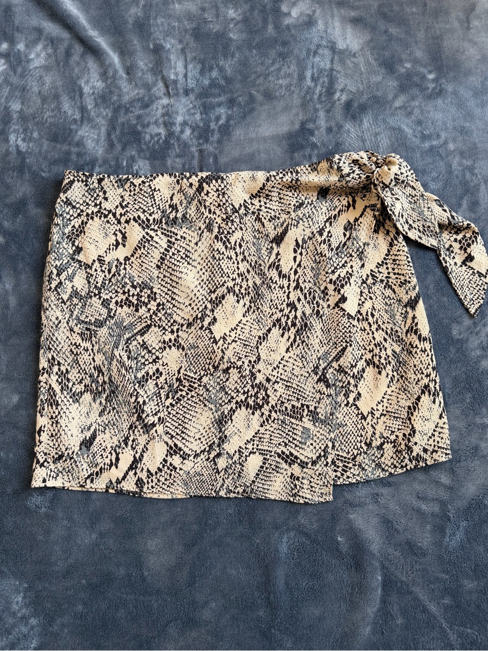 A Love Like You Women’s Snake Print Wrap Skort Size Large Beige Black.